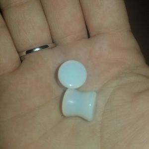 00g white plugs